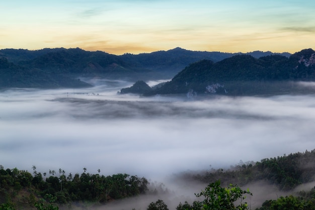 Belle vue sur les montagnes dans la brume au lever du soleil, province de Ranong, Thaïlande