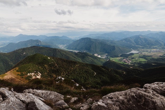 Belle vue sur les montagnes depuis la colline