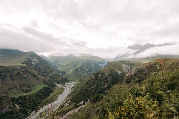 Belle vue sur les montagnes du Caucase le long de la route militaire géorgienne