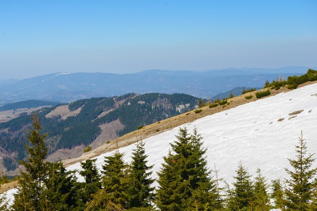 Belle vue sur les montagnes enneigées avec un ciel bleu, pendant une journée ensoleillée au printemps. Tatras de l'Ouest.