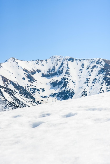 Belle vue sur les montagnes enneigées avec un ciel bleu, pendant une journée ensoleillée au printemps. Tatras de l'Ouest.