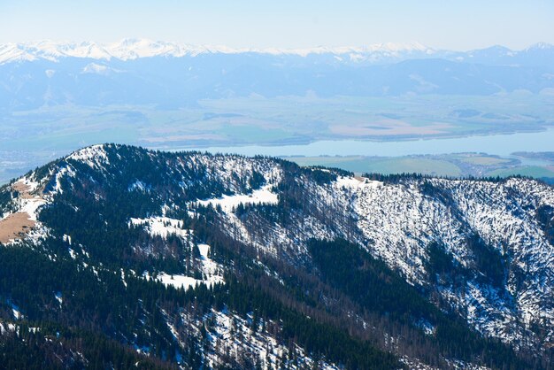 Belle vue sur les montagnes enneigées avec un ciel bleu, pendant une journée ensoleillée au printemps. Tatras de l'Ouest.