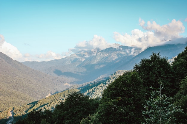 Belle vue sur les montagnes avec les gros nuages dans le ciel bleu. Région de Krasnodar, Sotchi