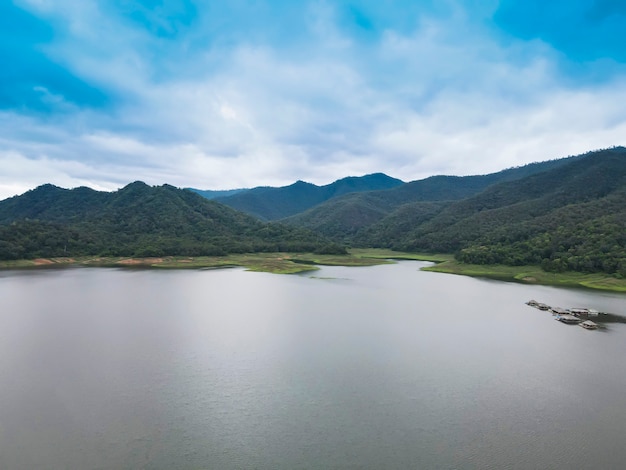 Photo belle vue sur les montagnes, la rivière et le ciel