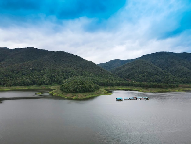 Photo belle vue sur les montagnes, la rivière et le ciel