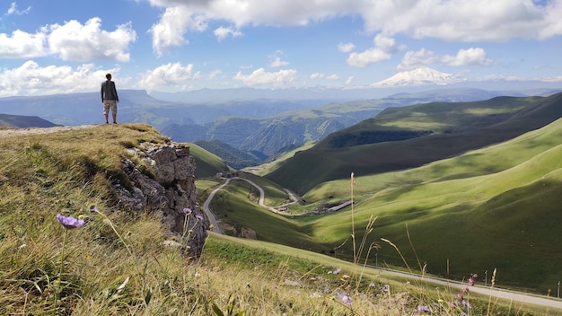 belle vue sur les montagnes et la route dans le Caucase Russie en été