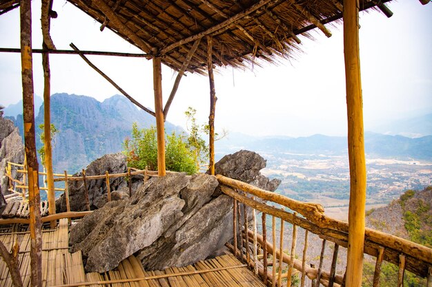 Une belle vue sur les montagnes de la ville de Vang Vieng au Laos