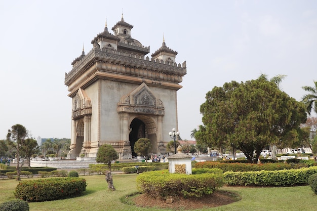 Une belle vue sur le monument Patuxai situé à Vientiane au Laos