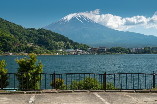 Belle vue Mt.Fuji avec neige, ciel bleu et clone en été à Kawaguchi, Japon