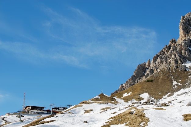 Belle vue sur la neige des montagnes et le ciel parfait