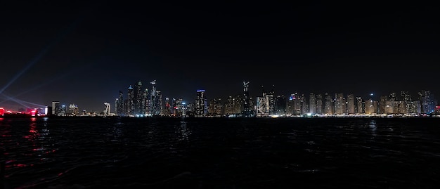 Belle vue nocturne sur les gratte-ciel de Dubaï depuis la mer Panorama nocturne de la marina de Dubaï