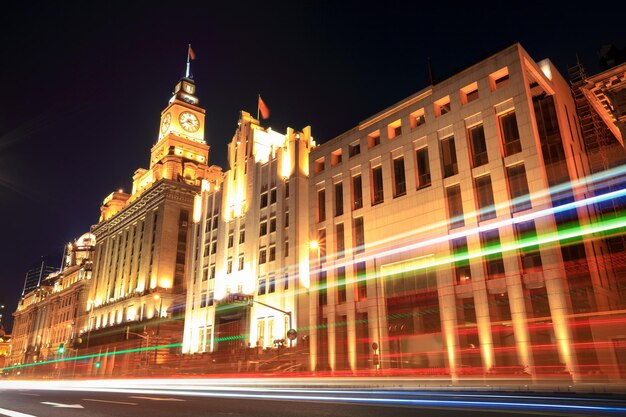 Belle vue nocturne de shanghai les sentiers bundlight dans la rue