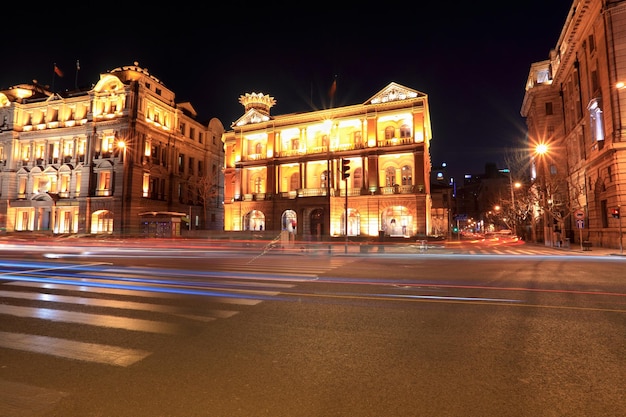 Belle vue nocturne de shanghai les traînées lumineuses du bund dans la rue avec des bâtiments classiques