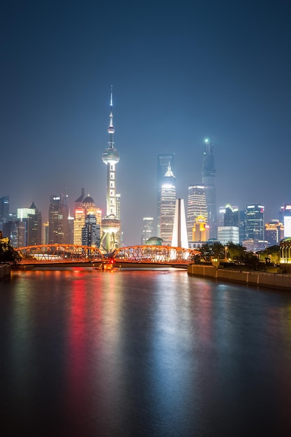 Belle vue nocturne sur les toits de shanghai avec la rivière suzhouxA