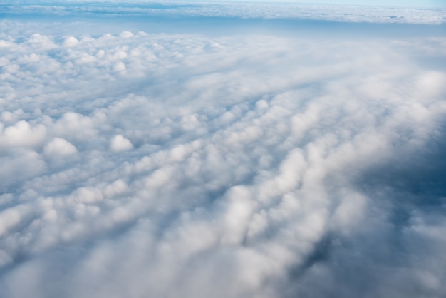 Photo belle vue sur le nuage de la fenêtre de l'avion