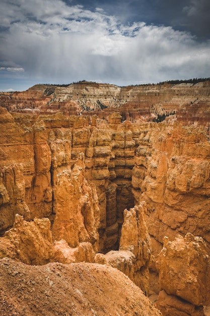 Belle vue sur les nuages de pluie sur Bryce Canyon Utah USA