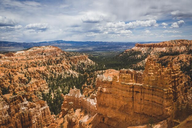 Belle vue sur les nuages de pluie sur Bryce Canyon Utah USA