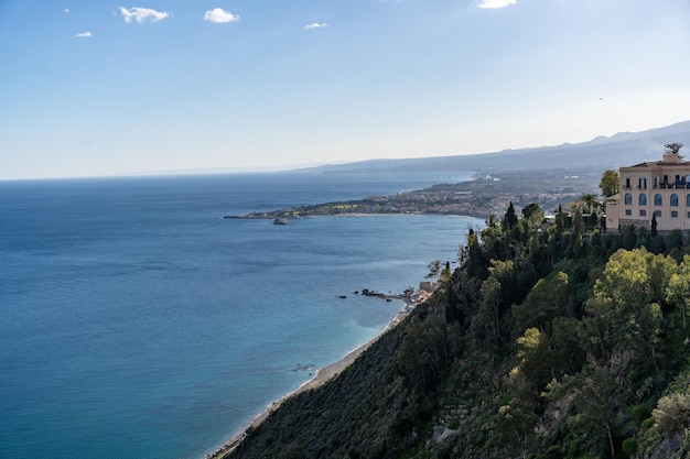 Une belle vue sur l'océan et l'horizon de la ville