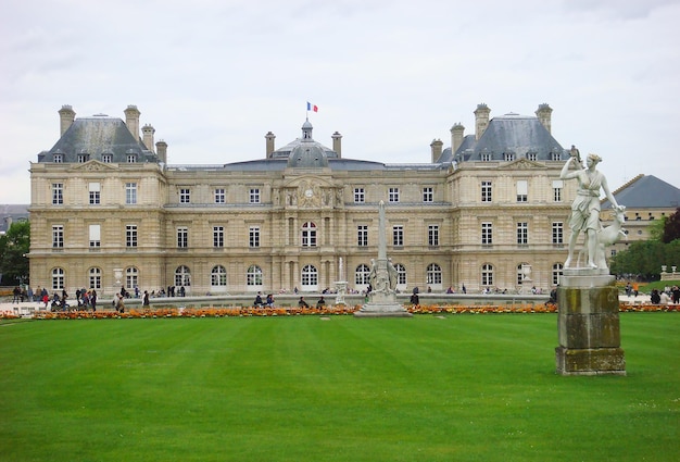 Belle vue sur le palais un jour d'été Paris France