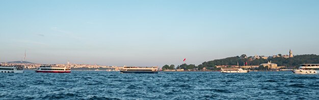 Belle vue sur le palais de topkapi depuis la rive opposée