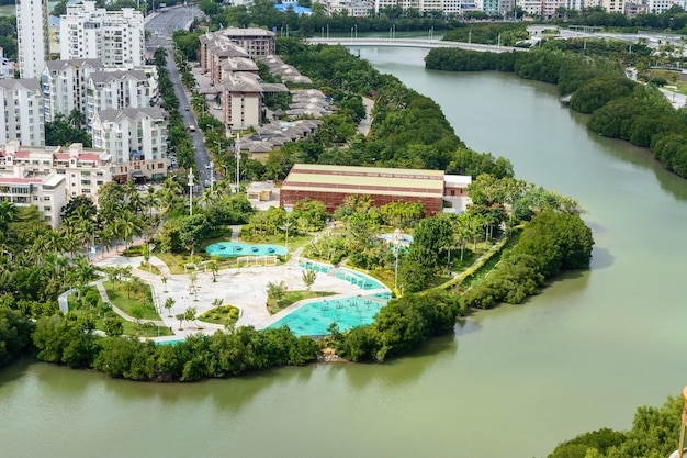 Belle vue panoramique aérienne de la ville de Sanya depuis le parc Luhuitou. Île de Hainan, Chine.