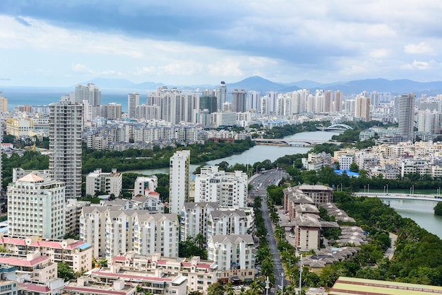 Belle vue panoramique aérienne de la ville de Sanya depuis le parc Luhuitou. Île de Hainan, Chine.