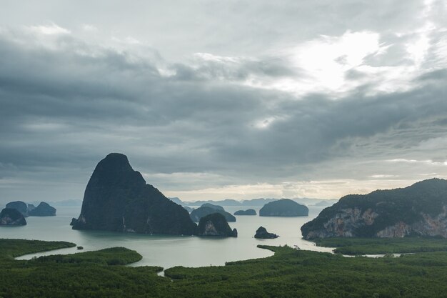 Belle vue panoramique sur la baie de Phang Nga