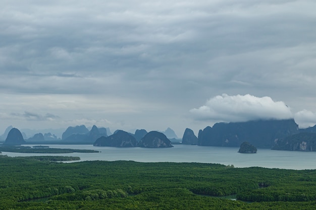 Belle vue panoramique sur la baie de Phang Nga