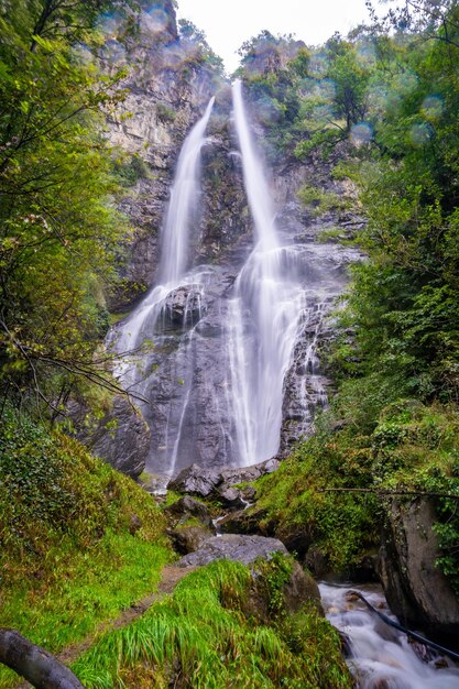 Photo belle vue panoramique sur la cascade de la ville de san pietro en italie