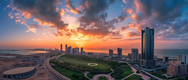 La belle vue panoramique du coucher de soleil sur la ville d'Abu Dhabi