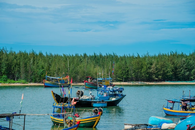 Belle vue panoramique sur l'horizon bleu à Loc An Canal Paysage paysage de port de pêche avec tsunami