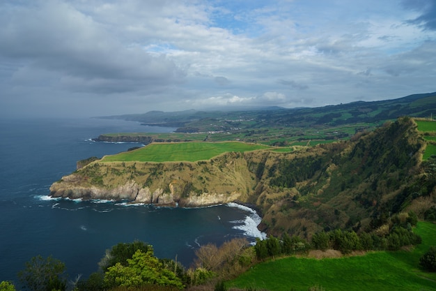 Belle vue panoramique sur l'île de Sao Miguel et l'océan Atlantique du Miradouro de Santa Iria à l'île de Sao Miguel, Açores, Portugal