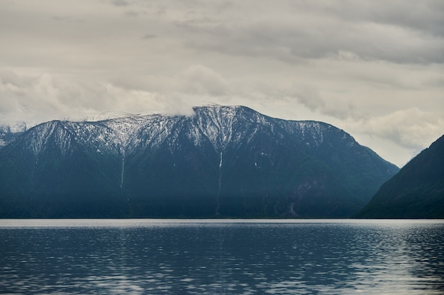 Belle vue panoramique sur le lac de montagne et la chaîne de montagnes Kucherla. Parc national de Belukha, république de l'Altaï, Sibérie, Russie.