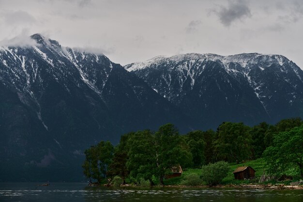 Belle vue panoramique sur le lac de montagne kucherla et le parc national de la chaîne de montagnes belukha altai re...