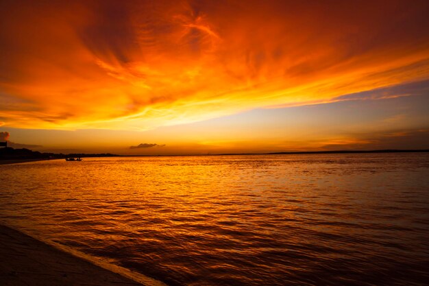 Belle vue panoramique sur mer contre Orange Sky