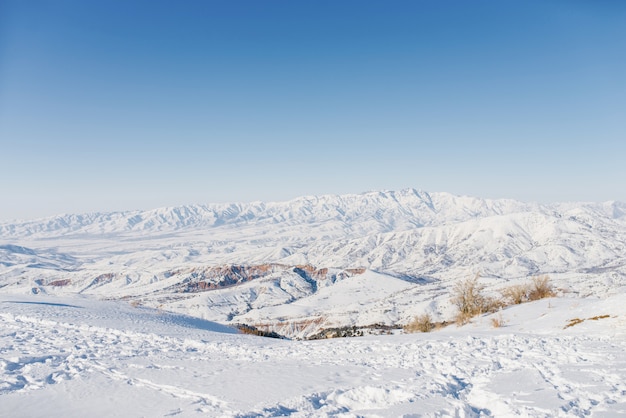 Belle vue panoramique sur les montagnes couvertes de neige. La meilleure vue depuis le téléphérique de Beldersay