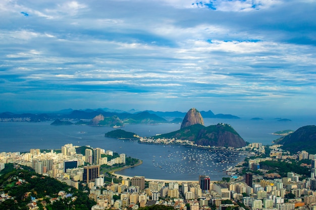 Belle vue panoramique sur le pain de sucre et la baie de Botafogo.