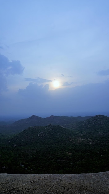 Belle vue panoramique sur les paysages depuis le pic d'Avalabetta situé à Chikaballapur Karnataka