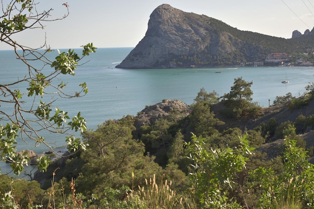 Belle vue panoramique sur la plage et la chaîne de montagnes dans la baie verte du village de Novyi Svet dans le sud-est de la Crimée Sudak Mer Noire Russie