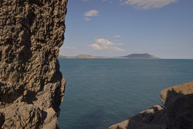 Belle vue panoramique sur la plage et la chaîne de montagnes dans la baie verte du village de Novyi Svet dans le sud-est de la Crimée Sudak Mer Noire Russie