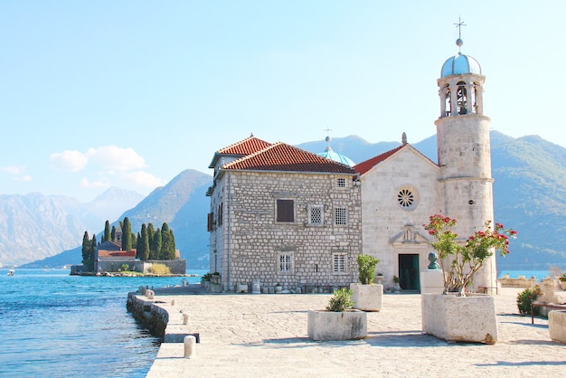 Belle vue panoramique sur le rocher de la dame à la baie de Kotor Monténégro