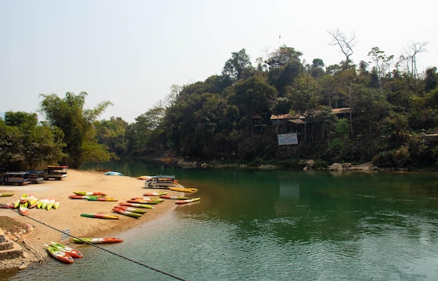 Une belle vue panoramique de Vang Vieng au Laos