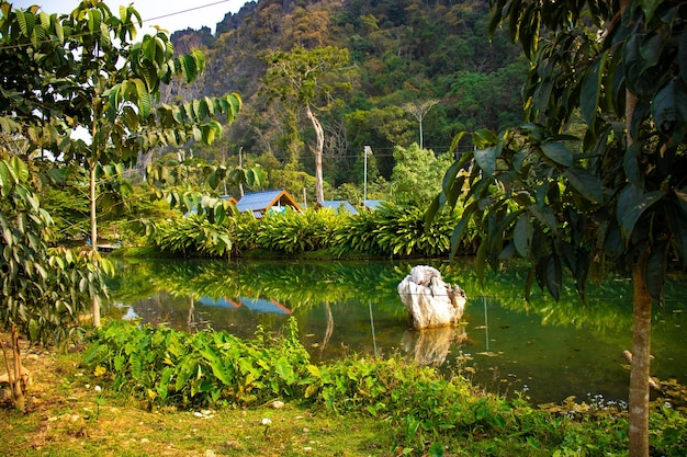 Une belle vue panoramique sur Vang Vieng Laos