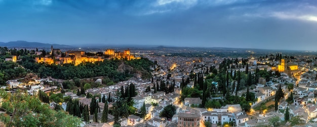 Belle vue panoramique sur la ville de Grenade avec le Palais de l'Alhambra illuminé.