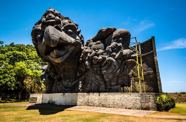 Une belle vue sur le parc GWK Garuda Wisnu Kencana situé à Bali en Indonésie