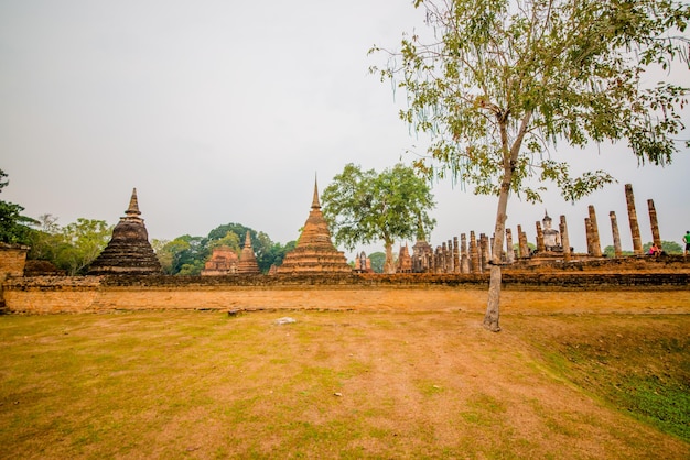 Une belle vue sur le parc historique de Sukhothai situé en Thaïlande