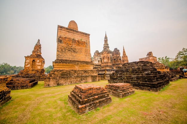 Une belle vue sur le parc historique de Sukhothai situé en Thaïlande