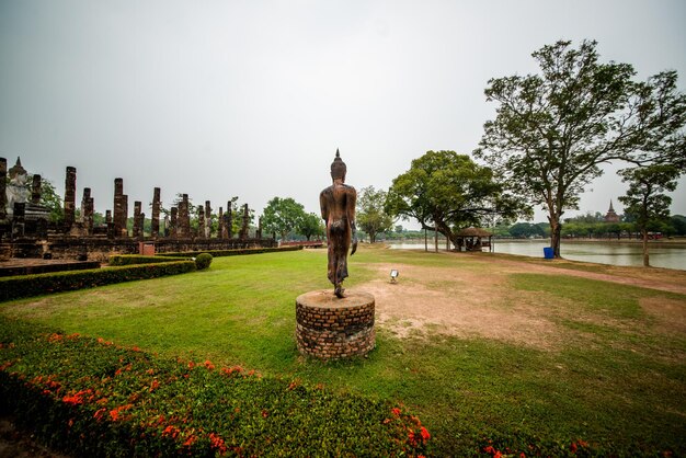 Une belle vue sur le parc historique de Sukhothai situé en Thaïlande