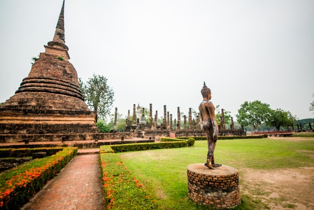 Une belle vue sur le parc historique de Sukhothai situé en Thaïlande