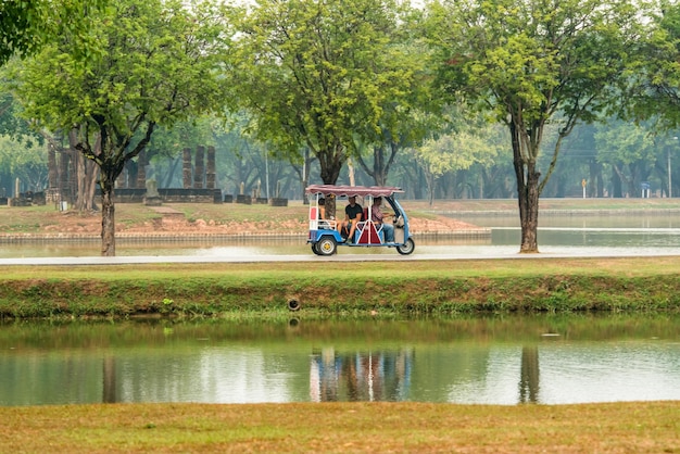 Une belle vue sur le parc historique de Sukhothai situé en Thaïlande